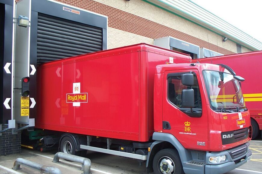 Inflatable dock shelter